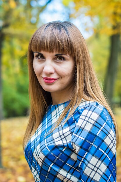 Retrato de niña en otoño