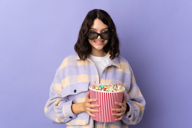 retrato de niña con palomitas de maíz