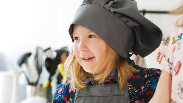 Retrato de niña panadera en la cocina de cerca