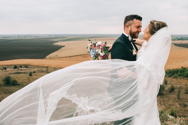 Retrato de una niña y parejas que buscan un vestido de novia.