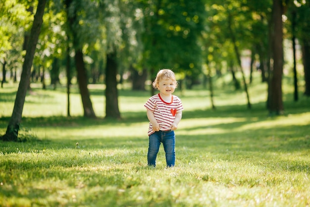 Retrato de una niña en el parque Emociones