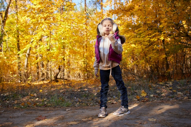 Retrato de una niña en un parque de otoño en un día soleado