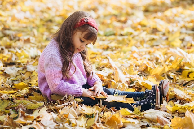 retrato de niña en el parque de otoño