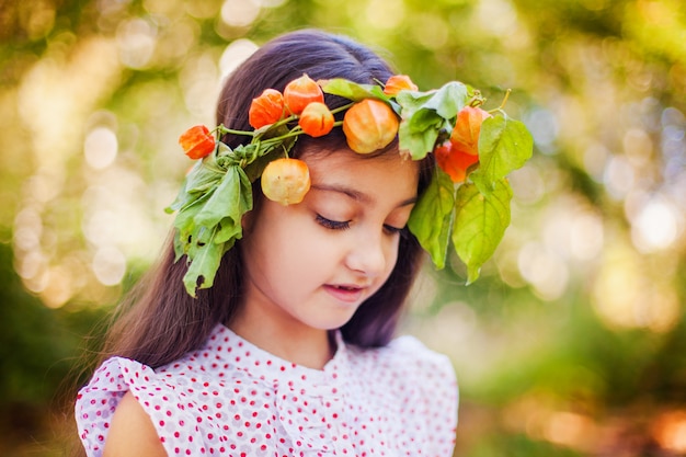 Retrato de niña en el parque otoño