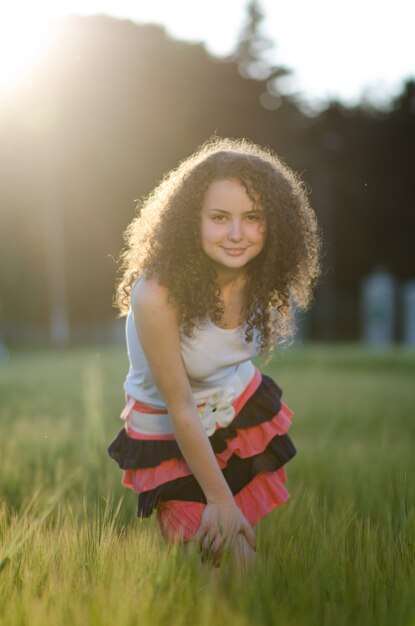 Retrato de una niña en el parque