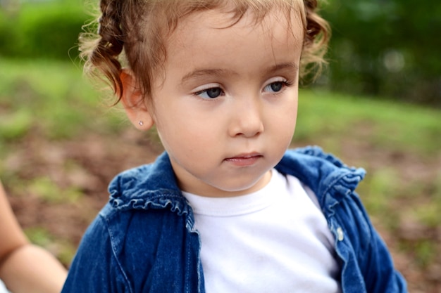 Retrato de niña en el parque.