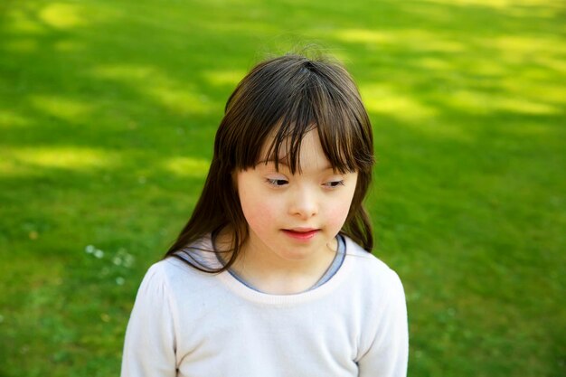 Retrato de la niña en el parque