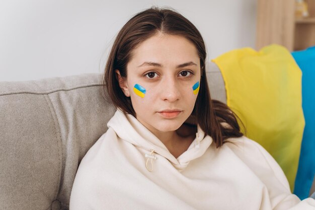 Retrato de una niña patriótica ucraniana