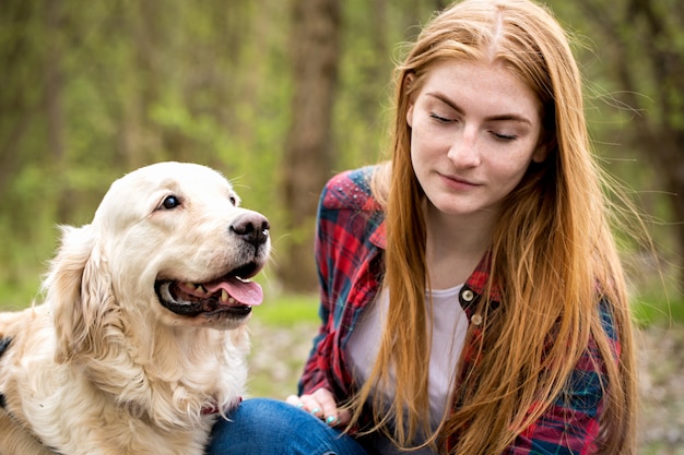 Retrato de una niña pelirroja con un perro