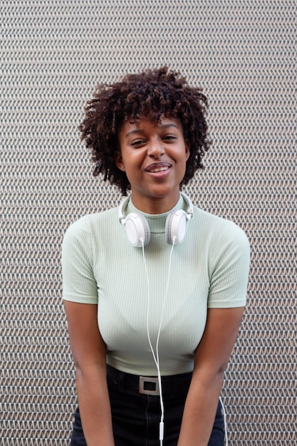 retrato, de, un, niña, con, pelo afro, sonriente, en, el, urbano, plano de fondo, niña negra, en, casual, ropa