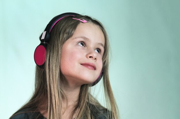 Retrato de niña con el pelo largo.