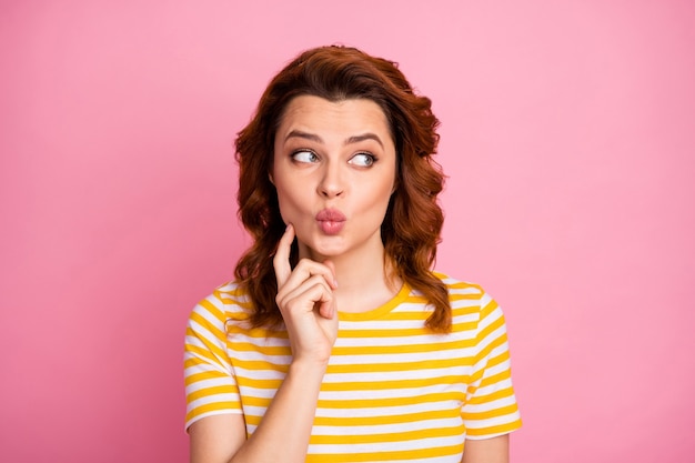 Retrato de niña de pelo ondulado de ensueño enviando beso al aire fantaseando