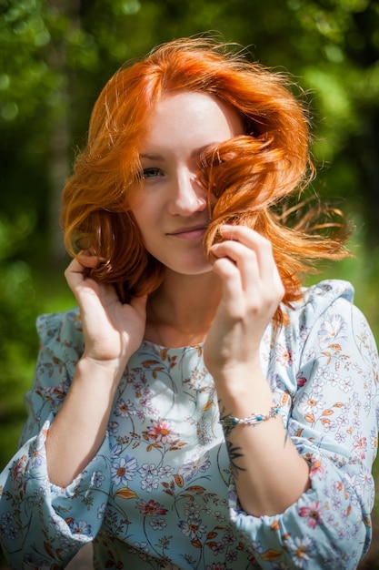 retrato, de, un, niña, con, pelo rojo, ondear, en, el, viento