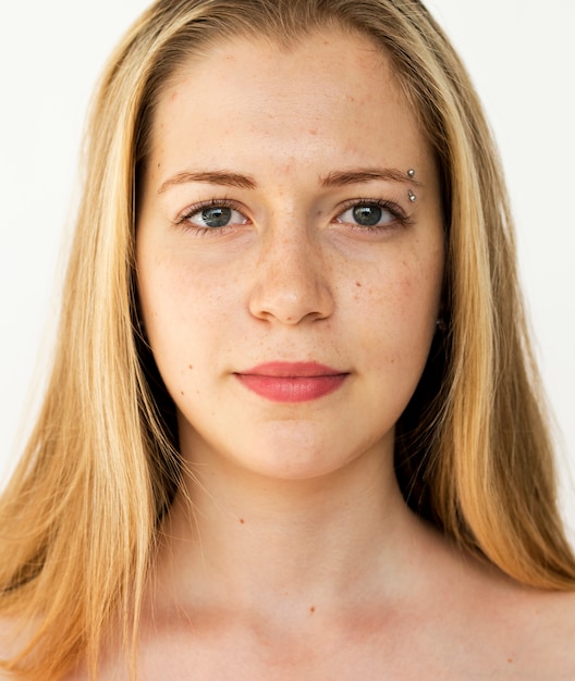 Foto retrato de una niña con pelo rubio