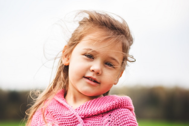 Retrato de una niña pensativa. emociones