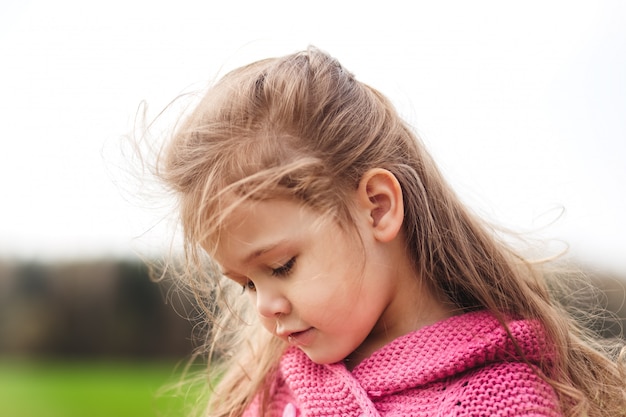 Retrato de una niña pensativa. emociones