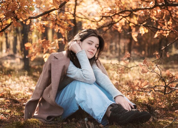 Retrato de una niña pensativa y triste. Colores de otoño . Estilo de vida. Estado de ánimo de otoño. bosque