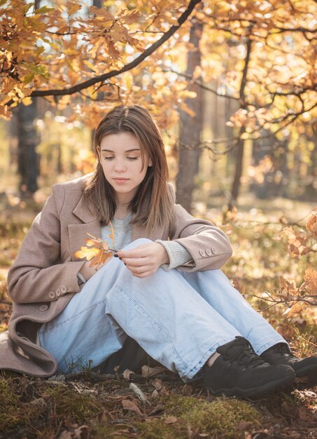 Retrato de una niña pensativa y triste. Colores de otoño . Estilo de vida. Estado de ánimo de otoño. bosque