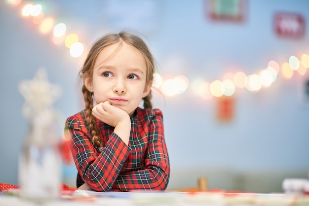 Retrato de niña pensativa