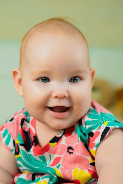 Retrato de una niña pequeña y linda con una camisa de colores