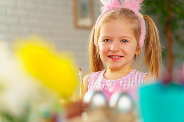 Retrato de una niña pequeña linda con orejas de conejo