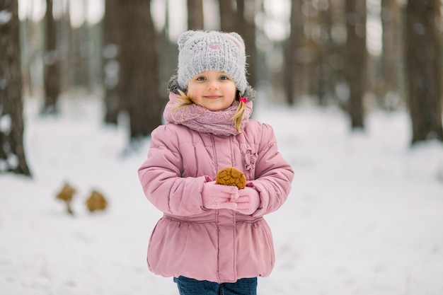 Niña Caucásica En La Ropa Y Las Gafas De Sol Del Invierno Que Juegan En La  Nieve Foto de archivo - Imagen de felicidad, tendiente: 65350334