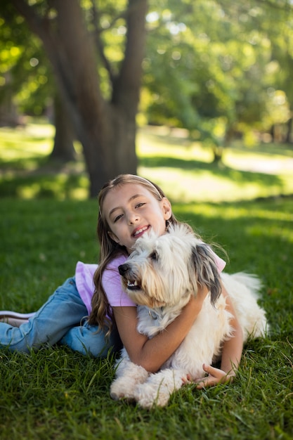 Retrato de niña con perro en el parque