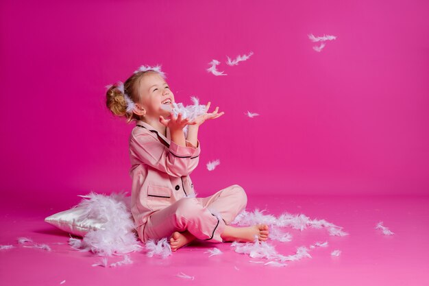 Retrato de una niña en un pijama rosa