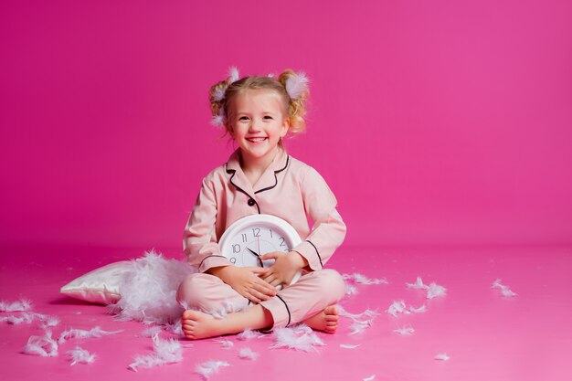 Retrato de una niña en un pijama rosa