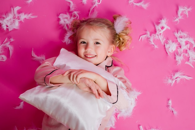 Foto retrato de una niña en un pijama rosa