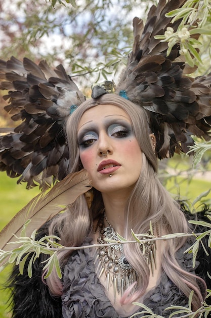 Retrato de una niña con plumas