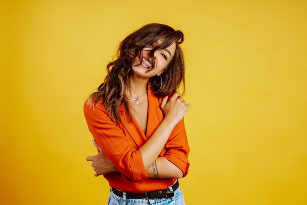 Retrato de niña posando en amarillo.