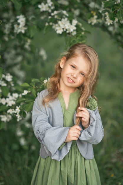 Retrato de una niña en primavera en árboles en flor 1806