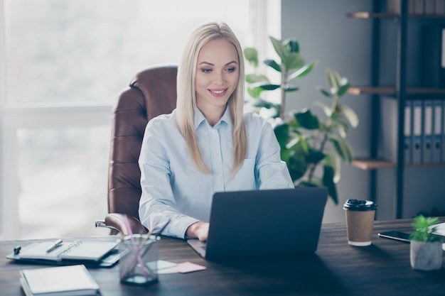 Retrato de niña profesional enfocada seguros de finanzas en el lugar de trabajo en interiores