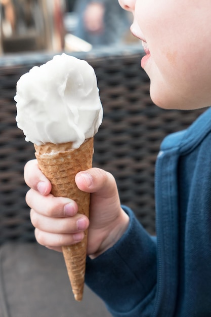 Retrato de una niña que come helado