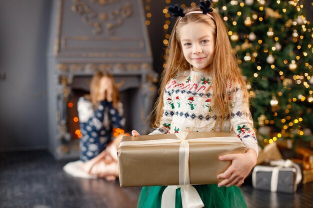 Retrato de una niña que va a hacerle una sorpresa a su madre