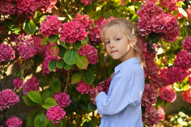 Retrato de una niña que huele hortensia