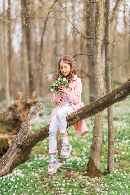 Retrato de una niña con un ramo de anémona Un niño en el bosque de primavera