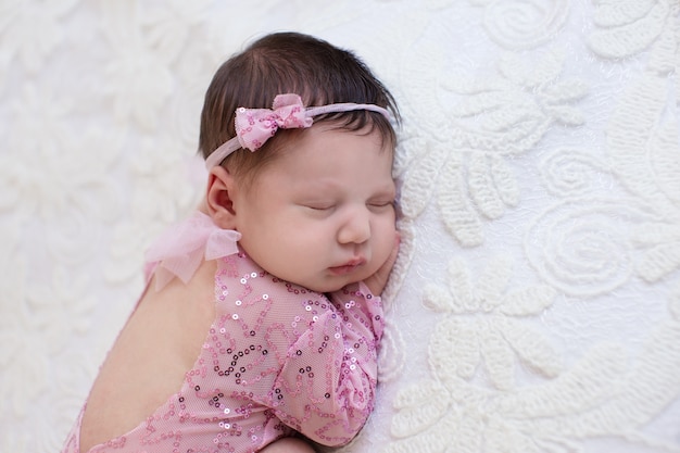 Retrato de una niña recién nacida durmiendo