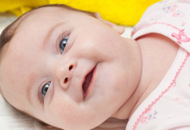 Foto retrato de una niña recién nacida sonriente