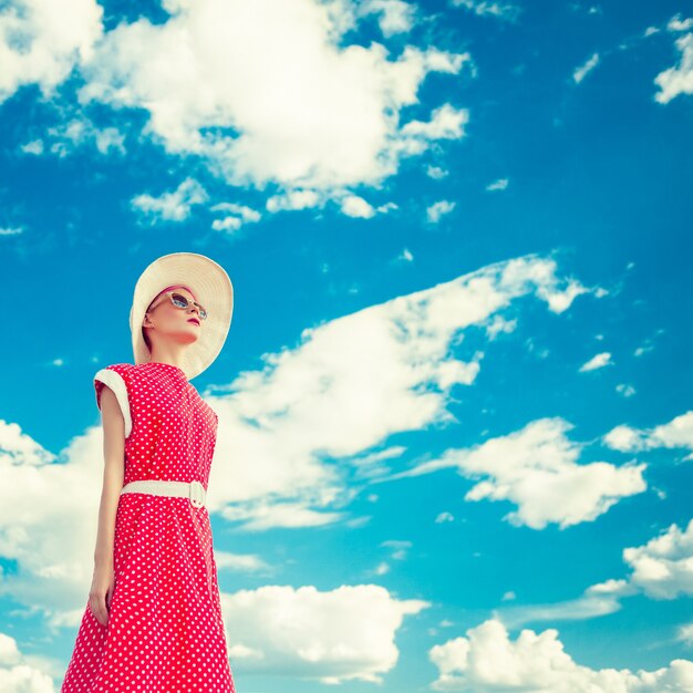 Retrato de niña retro en el fondo de cielo azul