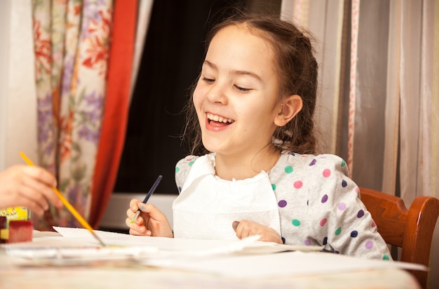 Retrato de niña riendo dibujo sobre lienzo