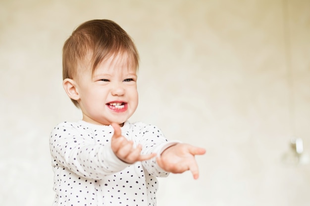 Retrato de una niña riendo en pijama