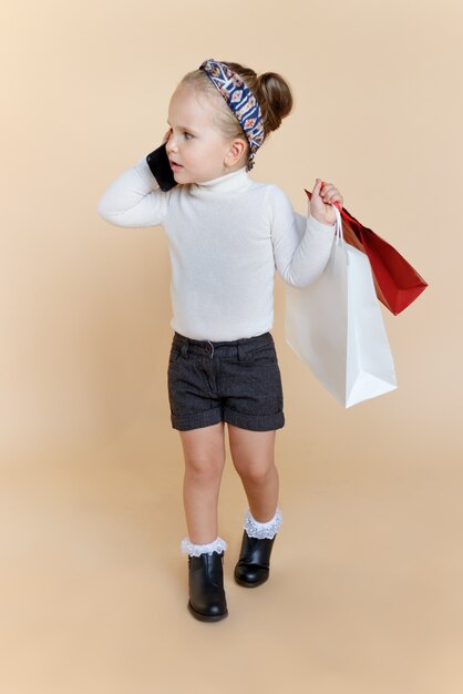 Retrato de una niña con ropa elegante de otoño