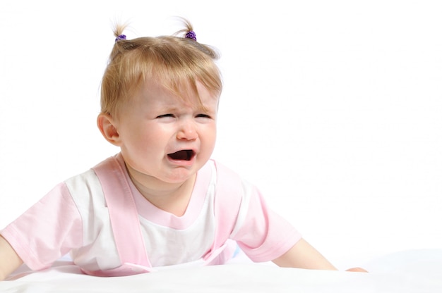 Retrato de una niña en ropa rosa llorando