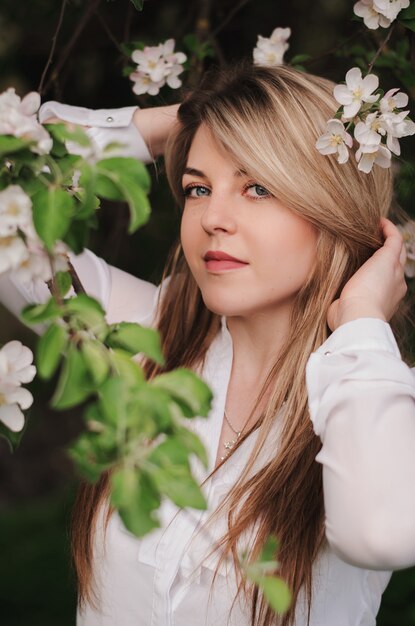 Retrato de niña rubia en flor de manzano