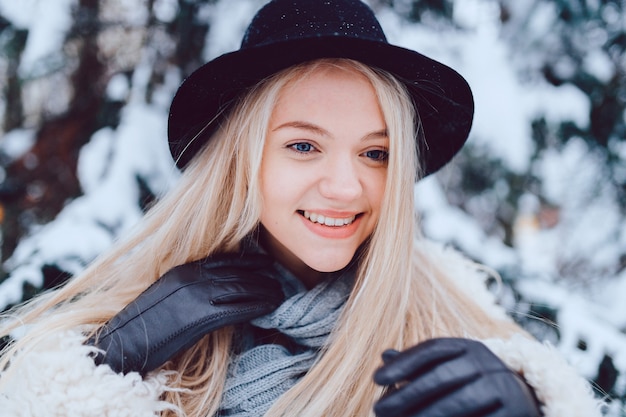 Retrato de niña rubia sonriente muy elegante