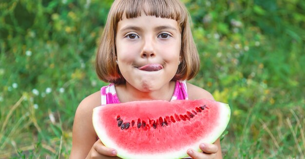 Retrato de una niña con una sandía