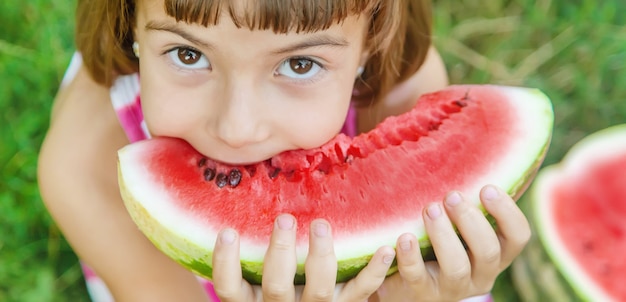 Retrato de una niña con una sandía