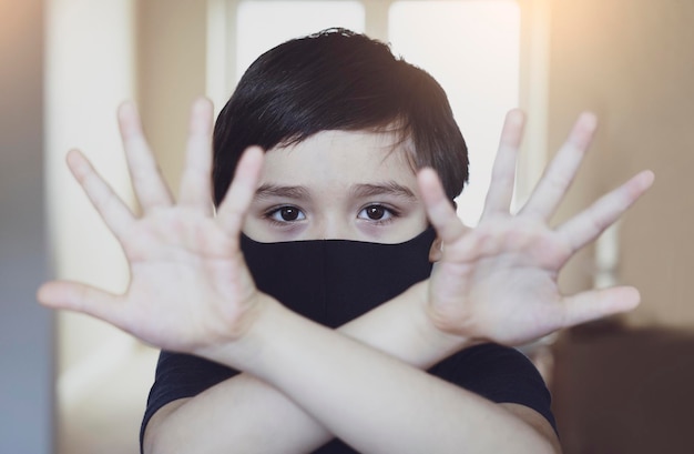 Foto retrato de una niña sentada en el suelo